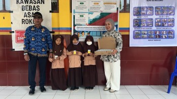 PENDISTRIBUSIAN SUSU BANTUAN KEPADA SISWA-SISWI SDN 59 NOLING