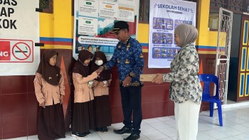 PENDISTRIBUSIAN SUSU BANTUAN KEPADA SISWA-SISWI SDN 59 NOLING