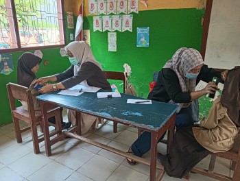 PEMERIKSAAN KESEHATAN ANAK SEKOLAH KELAS 1-3 DI SDN 59 NOLING